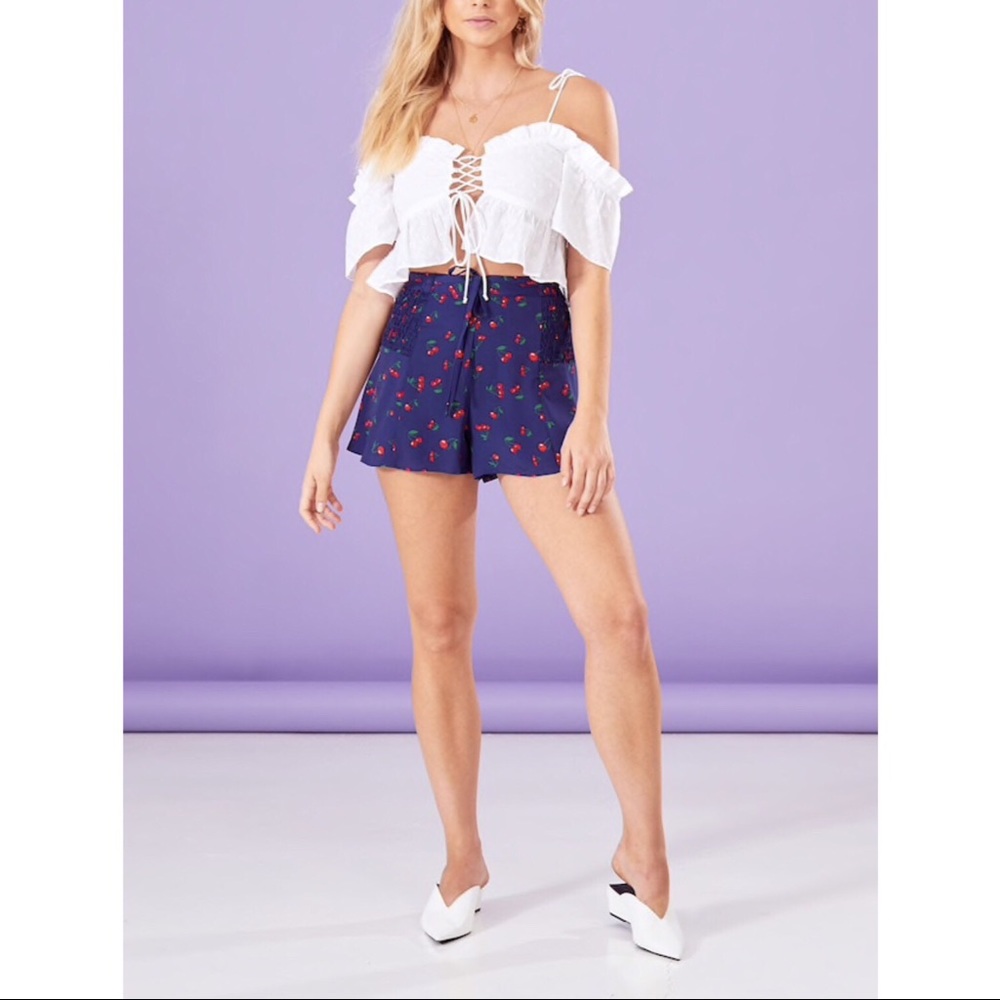 🚨Broderie Lace Up Crop Top - Picture 2 of 4